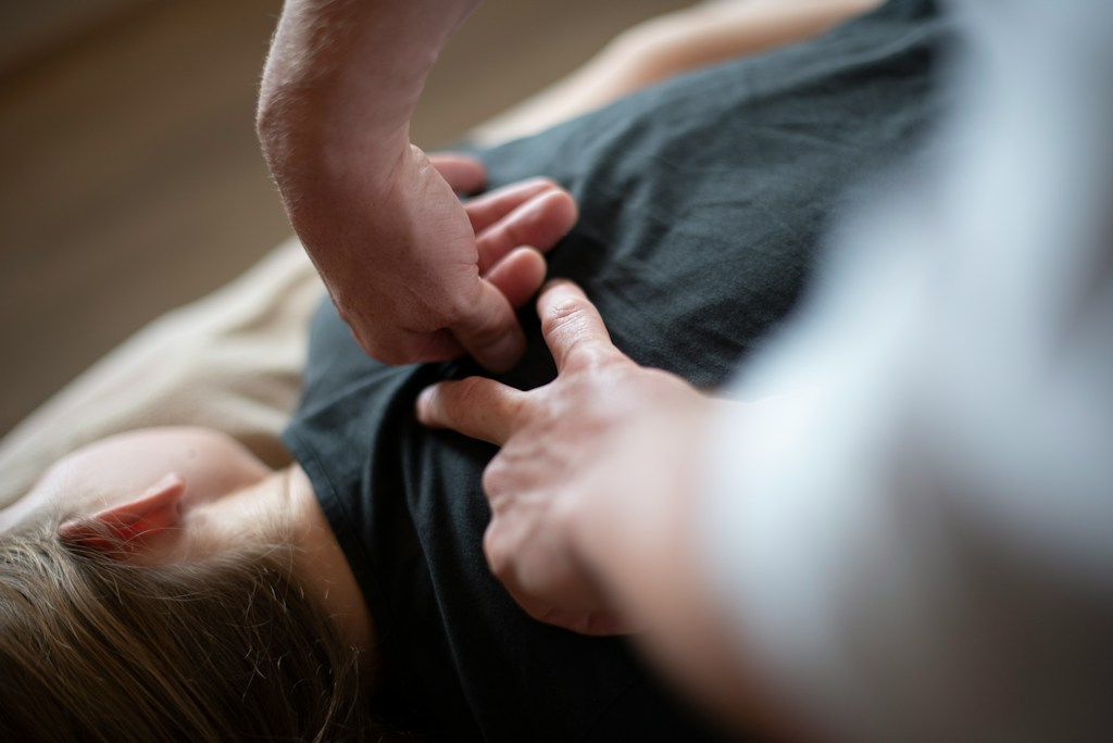 Rwa kulszowa – kiedy fizjoterapia i terapia manualna pomagają skuteczniej niż same leki